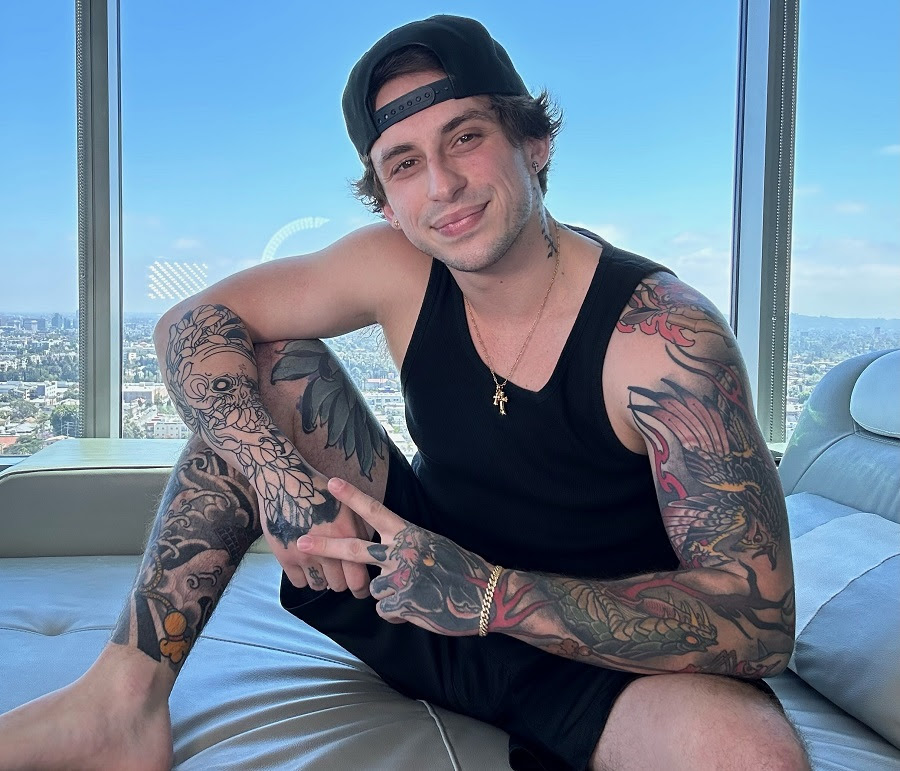 Chris Rail Drops Brand-New Summer Scenes on OnlyFans, ManyVids @chrisrailx @2Dadsx